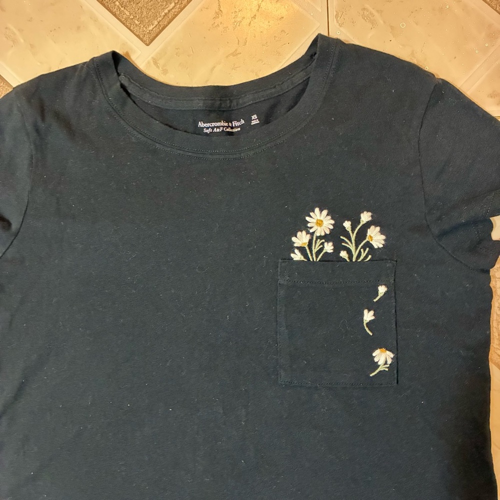 Abercrombie Daisy floral Embroidery black pocket top
